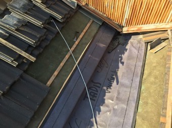 葛城市の谷樋板金交換で防水紙設置