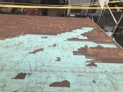アスファルトシングルを剥がし防水紙が見えた所