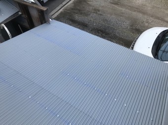 波板を張った下屋根