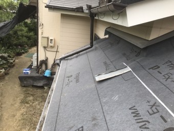 下屋根に野地板を設置