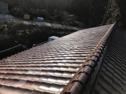 点検中の屋根の様子