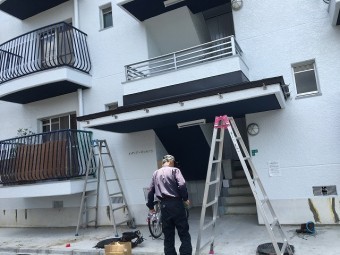 マンション玄関 樋金具取り付け