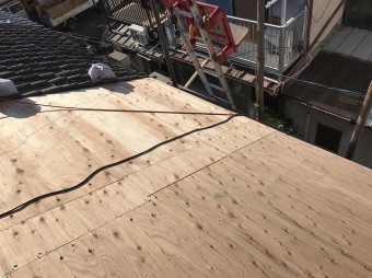 屋根に野地板設置