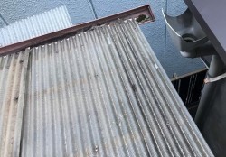 河合町で雨樋の不具合にて横樋落下