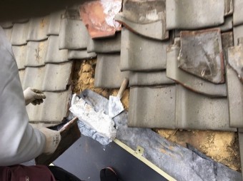 瓦を戻している作業