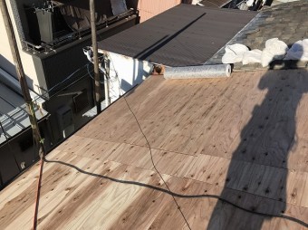 屋根に野地板設置