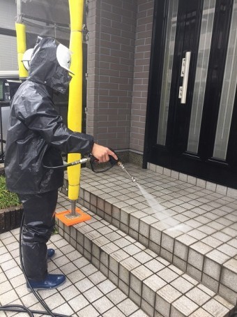 外壁洗浄中の様子
