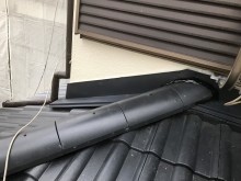 グレーの棟瓦をビス留め