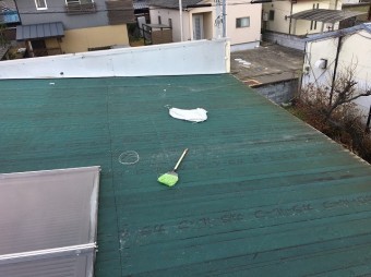 波板を剥がした屋根