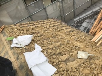 瓦の撤去と波打つ葺き土