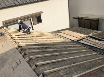 屋根のかさ上げをしている様子