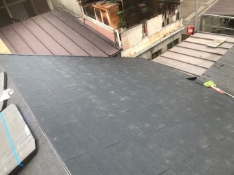 屋根材張りつけ