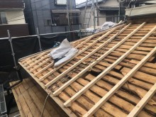 下屋のバラ板に不陸調整