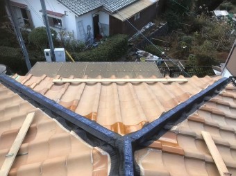 平群町で棟部に乾式面戸シート張り付け
