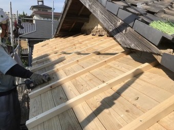 王寺町の妻下部分に補強垂木設置