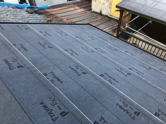 入り母屋の防水紙設置