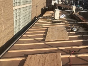 奈良市 店舗の屋根 瓦棒葺きトタン屋根不陸調整
