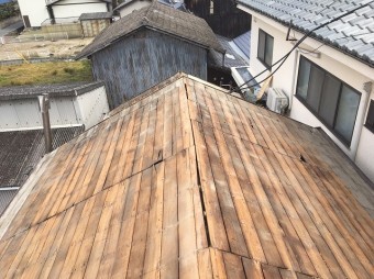 瓦を剥がした屋根