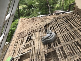 瓦撤去の様子