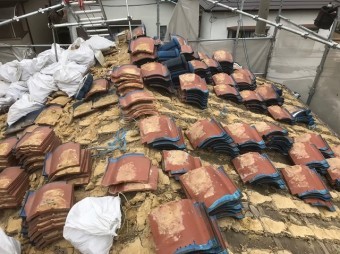 生駒市で陶器瓦屋根の解体作業