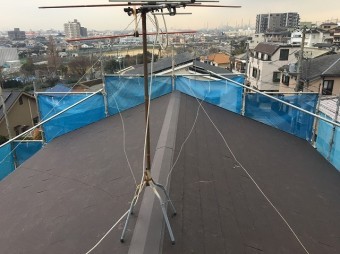 スレート材設置の様子スレート材設置の屋根の様子