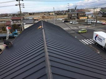 香芝市の切妻屋根に立平葺きガルバリウムを設置