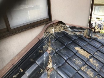 上牧町 雨漏りの下屋根 棟瓦取り直し工事中