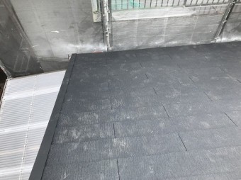 足跡が付いた屋根