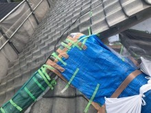 棟瓦が割れて応急処置