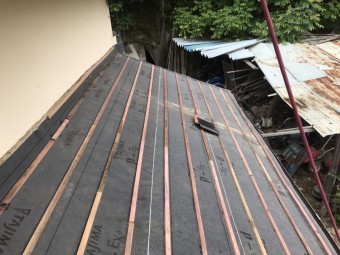 瓦桟設置の下屋根