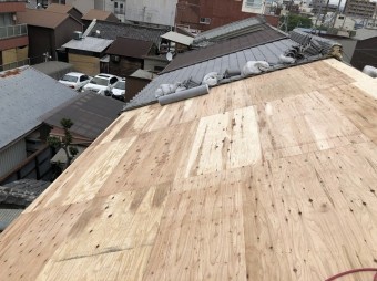 野地板を増し張りしています