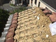 釉薬瓦の撤去で葺き土も大量