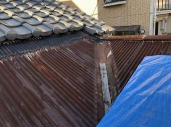 ブルーシートで応急処置後の屋根