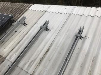 太陽光架台撤去中の屋根