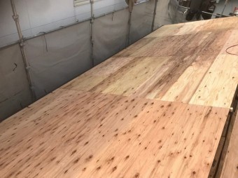 生駒市でもう片方の屋根面の増し張り作業