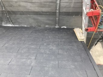 屋根に設置された荷揚げ機