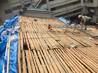 奈良市 長屋の釉薬瓦屋根 バラ板