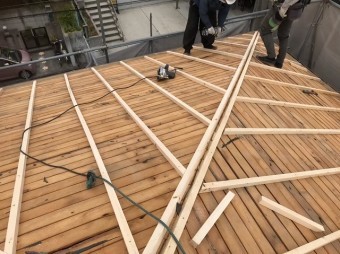 バラ板を不陸調整