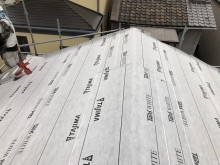 切り妻式屋根の下地にルーフィング(下葺き材)を張り付け