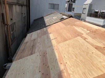 野地板を増し張りした屋根