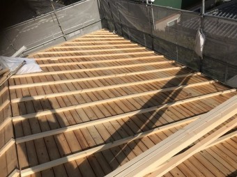 野地板を垂木で補強