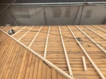 バラ板を不陸調整