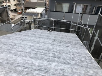 粘着ルーフィング設置後の屋根