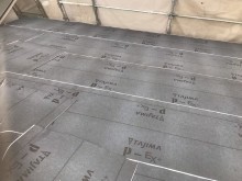 防水紙を設置と足場