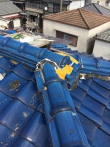 王寺町の釉薬瓦屋根の棟の取り合い