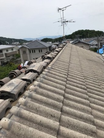 桜井市 モニエル瓦屋根 棟瓦施工中