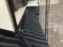 下屋の黒いスレート瓦設置
