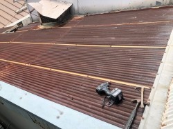 工場の屋根の葺きなおし