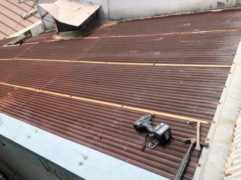 工場の屋根の葺きなおし