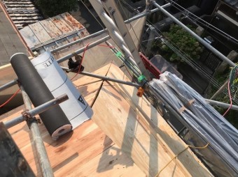 御所市の瓦屋根に野地板増し張り